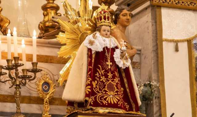 Bari, la celebrazione del Bambino Gesù di Praga: la statua nascosta per tutto l'anno dietro una tela